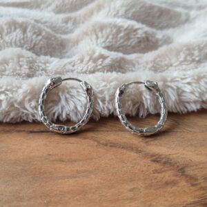 zilveren oorbellen, oorringen, hoops, statement oorbellen, brede oorbellen, chunky oorbellen, textured oorbellen, structuur oorbellen, glanzende oorbellen, dames oorbellen, trendy sieraden, fashion oorbellen, grote oorbellen, bold sieraden, everyday jewelry, snake oorbellen, slangen oorbellen