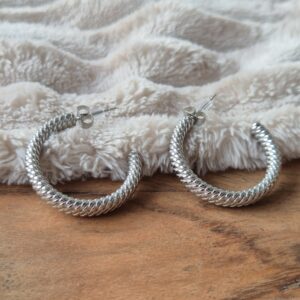 zilveren oorbellen, oorringen, hoops, statement oorbellen, brede oorbellen, chunky oorbellen, textured oorbellen, structuur oorbellen, glanzende oorbellen, dames oorbellen, trendy sieraden, fashion oorbellen, grote oorbellen, bold sieraden, everyday jewelry