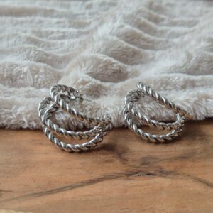 zilveren oorbellen, oorringen, hoops, statement oorbellen, brede oorbellen, chunky oorbellen, textured oorbellen, structuur oorbellen, glanzende oorbellen, dames oorbellen, trendy sieraden, fashion oorbellen, grote oorbellen, bold sieraden, everyday jewelry