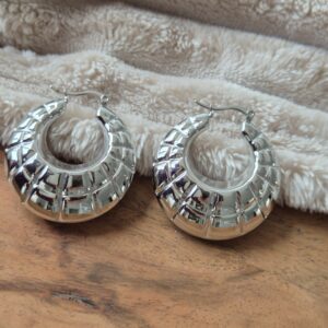 zilveren oorbellen, oorringen, hoops, statement oorbellen, brede oorbellen, chunky oorbellen, textured oorbellen, structuur oorbellen, glanzende oorbellen, dames oorbellen, trendy sieraden, fashion oorbellen, grote oorbellen, bold sieraden, everyday jewelry, creolen