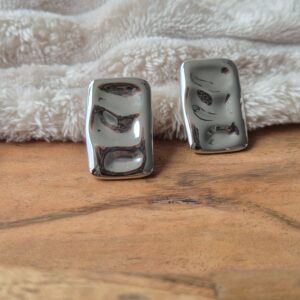 oorbellen, zilverkleurige oorbellen, stainless steel oorbellen, stud oorbellen, knopjes oorbellen, minimalistische oorbellen, moderne oorbellen, rechthoekige oorbellen, glanzende oorbellen, strakke oorbellen, basic oorbellen, tijdloze oorbellen, elegante oorbellen, trendy oorbellen, dames sieraden, fashion oorbellen