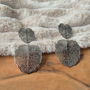 oorbellen, statement oorbellen, zilverkleurige oorbellen, stainless steel oorbellen, dubbele oorbellen, hanger oorbellen, ronde oorbellen, opengewerkte oorbellen, hart detail oorbellen, hart oorbellen, moderne oorbellen, trendy oorbellen, opvallende oorbellen, feestelijke oorbellen, dames sieraden, fashion oorbellen