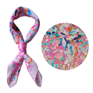 vierkante sjaal, sjaaltje, hals sjaal, neck scarf, 70x70 sjaal, ±70x70 cm sjaal, polyester sjaal, fashion accessoire, dames accessoires, trendy sjaal, print sjaal, kleine sjaal, knoop sjaal, stijlvolle sjaal, everyday fashion, bloemen sjaal, roze sjaal, voorjaar trend