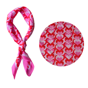 vierkante sjaal, sjaaltje, hals sjaal, neck scarf, 70x70 sjaal, ±70x70 cm sjaal, polyester sjaal, fashion accessoire, dames accessoires, trendy sjaal, print sjaal, kleine sjaal, knoop sjaal, stijlvolle sjaal, everyday fashion, hartjes sjaal, trendy, roze sjaal, rode sjaal