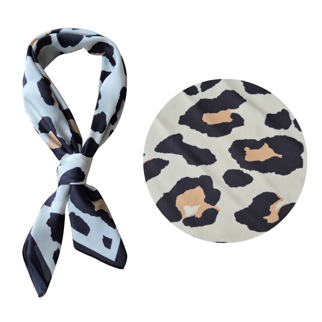 vierkante sjaal, sjaaltje, hals sjaal, neck scarf, 70x70 sjaal, ±70x70 cm sjaal, polyester sjaal, fashion accessoire, dames accessoires, trendy sjaal, print sjaal, kleine sjaal, knoop sjaal, stijlvolle sjaal, everyday fashion