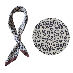 vierkante sjaal, sjaaltje, hals sjaal, neck scarf, 70x70 sjaal, ±70x70 cm sjaal, polyester sjaal, fashion accessoire, dames accessoires, trendy sjaal, print sjaal, kleine sjaal, knoop sjaal, stijlvolle sjaal, everyday fashion, leopard print, panter print