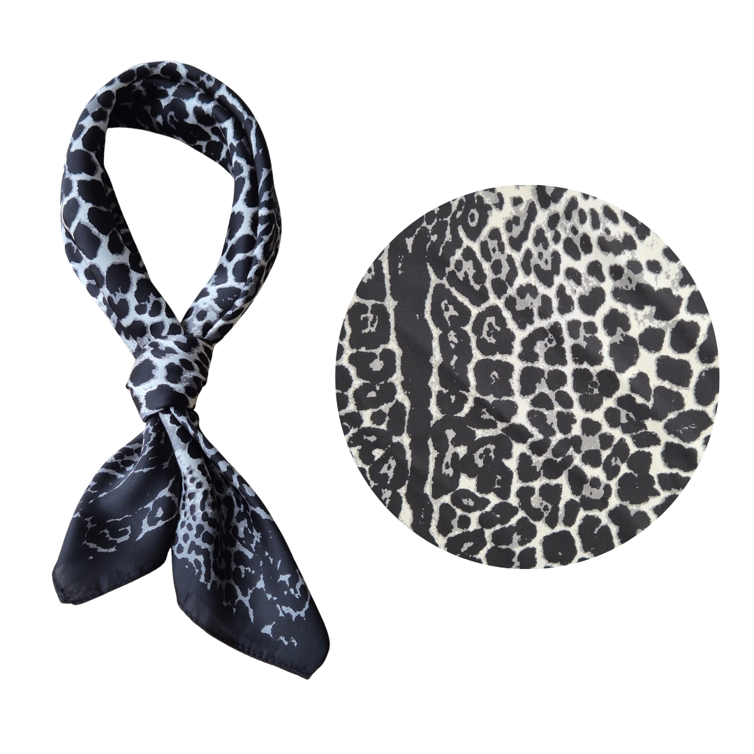 vierkante sjaal, sjaaltje, hals sjaal, neck scarf, 70x70 sjaal, ±70x70 cm sjaal, polyester sjaal, fashion accessoire, dames accessoires, trendy sjaal, print sjaal, kleine sjaal, knoop sjaal, stijlvolle sjaal, everyday fashion, panter print, leopard, zwarte sjaal
