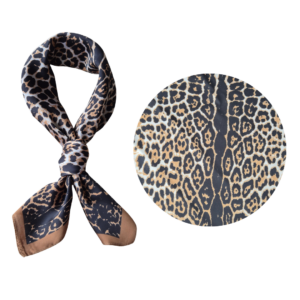 vierkante sjaal, sjaaltje, hals sjaal, neck scarf, 70x70 sjaal, ±70x70 cm sjaal, polyester sjaal, fashion accessoire, dames accessoires, trendy sjaal, print sjaal, kleine sjaal, knoop sjaal, stijlvolle sjaal, everyday fashion, panter print, leopard, bruine sjaal