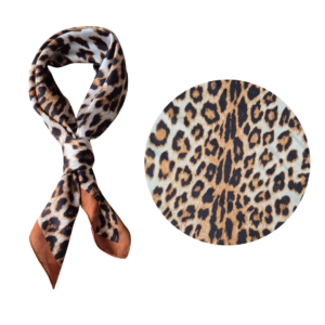 vierkante sjaal, sjaaltje, hals sjaal, neck scarf, 70x70 sjaal, ±70x70 cm sjaal, polyester sjaal, fashion accessoire, dames accessoires, trendy sjaal, print sjaal, kleine sjaal, knoop sjaal, stijlvolle sjaal, everyday fashion, camel kleur sjaal, panter print sjaal, leopard print