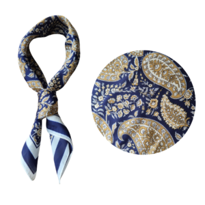 vierkante sjaal, sjaaltje, hals sjaal, neck scarf, 70x70 sjaal, ±70x70 cm sjaal, polyester sjaal, fashion accessoire, dames accessoires, trendy sjaal, print sjaal, kleine sjaal, knoop sjaal, stijlvolle sjaal, everyday fashion, blauwe sjaal, trendy