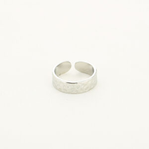 brede ring, band ring, textured ring, structuur ring, minimalistische ring, dames ring, trendy ring, verstelbare dames ring, stacking ringen, statement ring, moderne sieraden, tijdloze sieraden, zilveren ring, zilveren sieraden