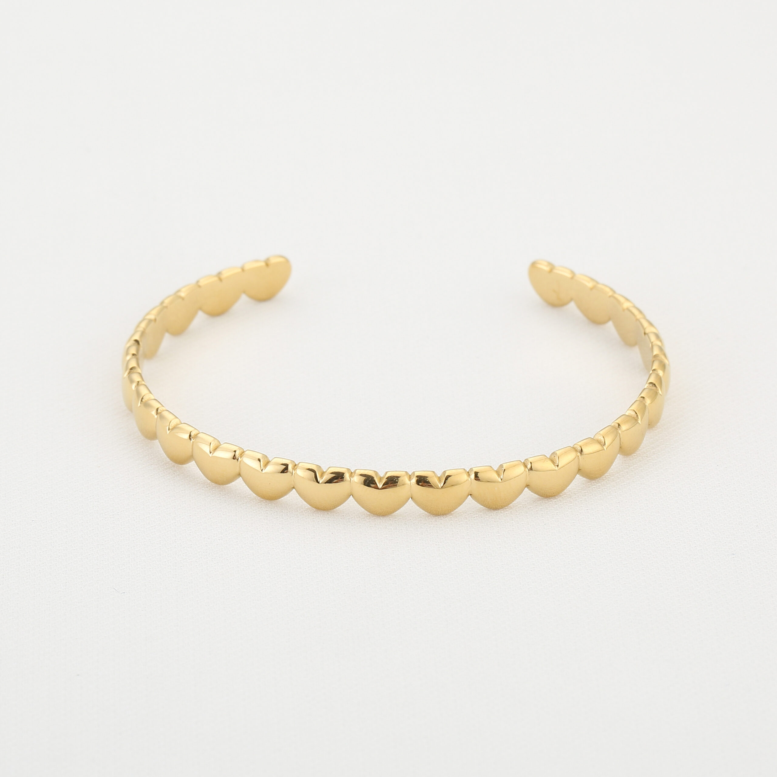 armband, bangle armband, gouden armband, stainless steel armband, verstelbare armband, open armband, hartjes armband, hart schakels armband, romantische armband, fijne armband, minimalistische armband, trendy armband, elegante armband, dames sieraden, fashion armband