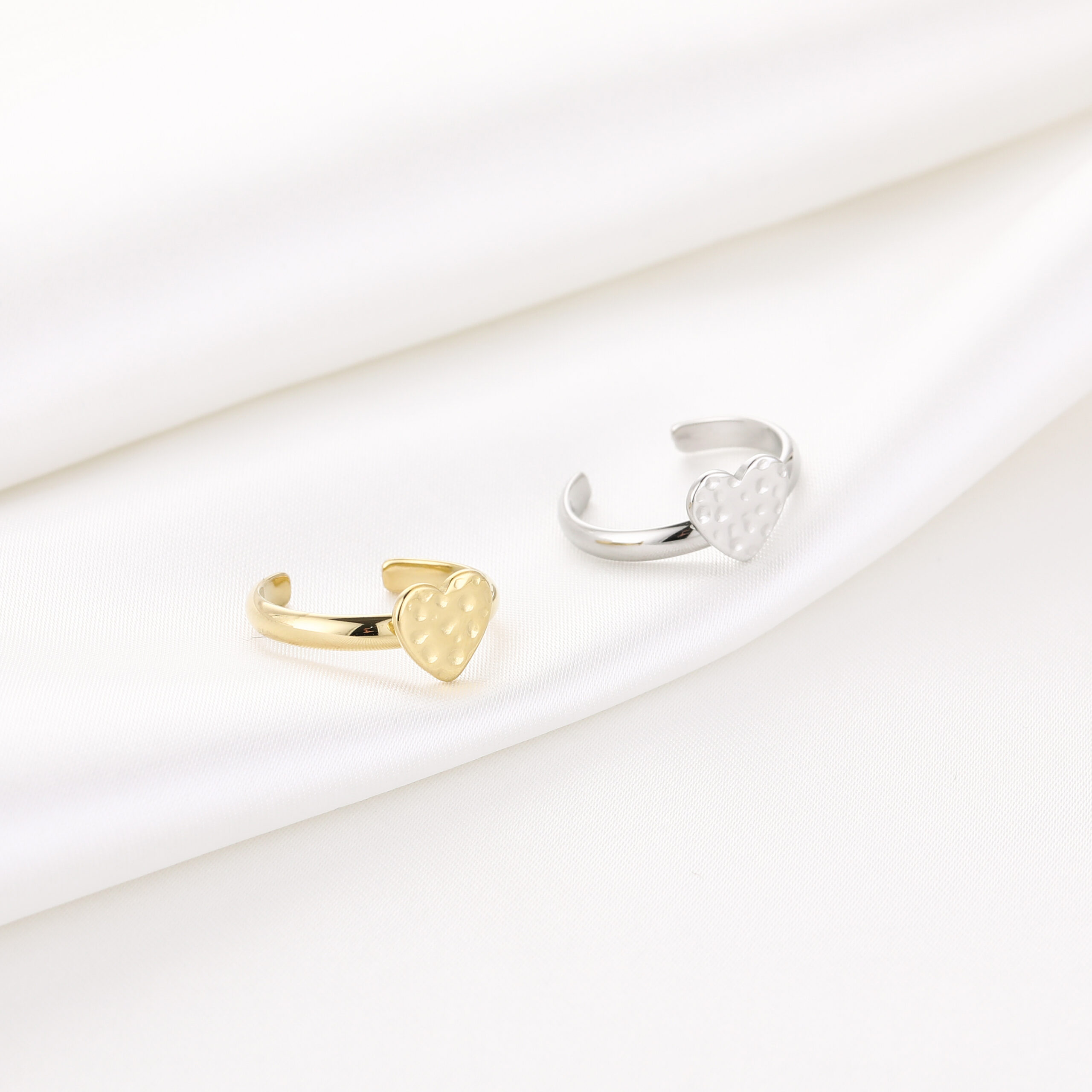 verstelbare ring, gouden ring, stainless steel ring goud, hart ring, heart ring, minimalistische ring, fijne ring, dames ring, trendy ring, verstelbare dames ring, stacking ringen, romantische sieraden, open ring, subtiele ring, everyday jewelry, zilveren ring, verstelbare ring zilver, stainless steel ring zilver