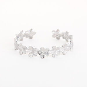 bangle armband, verstelbare armband, zilveren armband, bloemen armband, grove bloemen armband, floral armband, stainless steel armband, open armband, dames armband, trendy sieraden, statement armband, moderne armband, zilverkleurig, sieraden dames