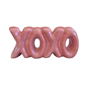 xoxo, xoxo decoratie, xoxo letters, decoratieve letters, roze decoratie, roze xoxo, keramische decoratie, keramische letters, glossy roze, romantische decoratie, liefde decoratie, love decor, valentijn decoratie, valentijn cadeau, romantisch interieur, tafel decoratie, woondecoratie, moderne decoratie, speelse decoratie, interieur accessoire, roze woonaccessoire, design decoratie, trendy woondecoratie, schattige decoratie, cadeau voor geliefde, love sign, xoxo sign, decoratief object, interieur styling, romantisch cadeau
