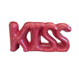 kiss letters, kiss decoratie, decoratieve letters, kiss beeldje, kiss ornament, rode decoratie, rood roze decoratie, roze woondecoratie, keramische decoratie, keramische letters, glossy decoratie, romantische decoratie, liefde decoratie, kiss sign, valentijn decoratie, valentijn cadeau, romantisch cadeau, cadeau voor geliefde, woondecoratie, interieur decoratie, moderne woondecoratie, tafel decoratie, kast decoratie, plank decoratie, interieur accessoire, trendy woondecoratie, romantisch interieur, love decoratie, romantisch ornament