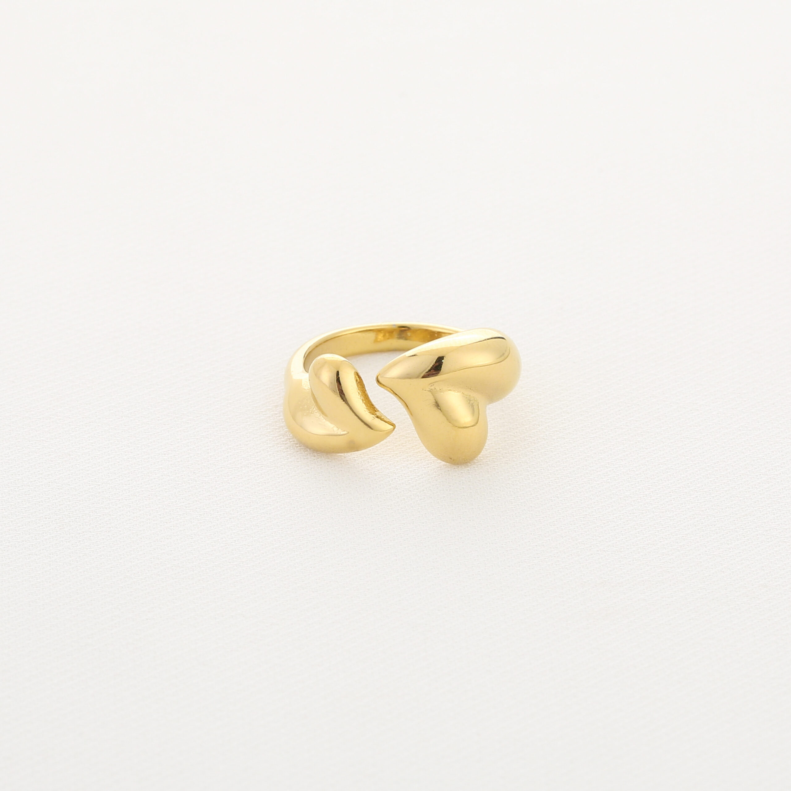 verstelbare ring, verstelbare hart ring, dubbele hart ring, hartjes ring, hart ring goud, stainless steel ring, roestvrijstalen ring, goudkleurige ring, open ring, verstelbare dames ring, minimalistische ring, romantische ring, liefde ring, statement ring, trendy ring, elegante ring, moderne ring, everyday ring, waterproof ring, verkleurt niet, hypoallergene ring, duurzame sieraden, stainless steel sieraden, cadeau voor haar, valentijn cadeau, romantisch cadeau, dames sieraden, minimalistische hart ring, verstelbare stainless steel hart ring