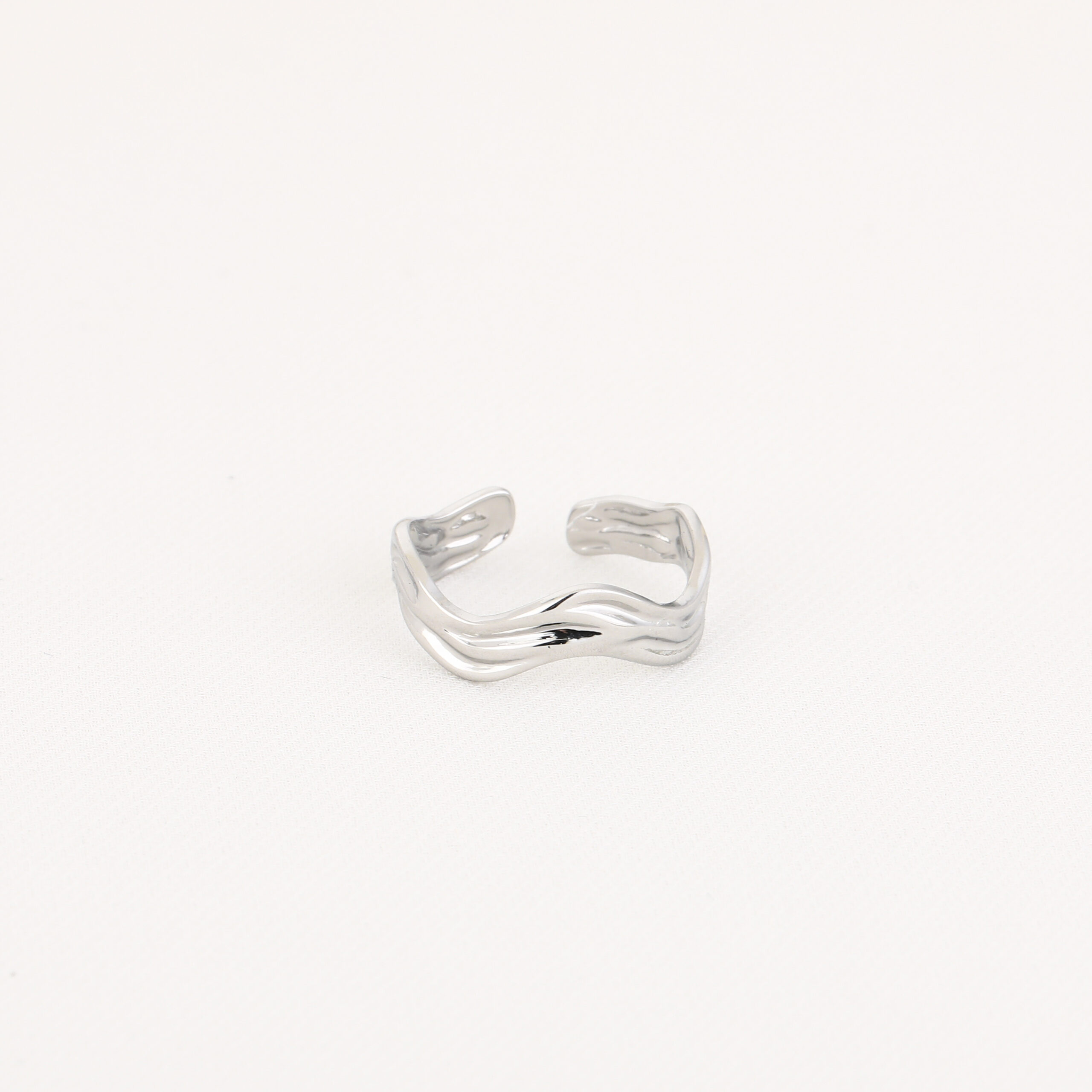 verstelbare ring zilver, verstelbare stainless steel ring zilver, stainless steel ring zilver, roestvrijstalen ring zilver, zilverkleurige ring, open ring zilver, verstelbare dames ring zilver, minimalistische ring zilver, golvende ring zilver, organische ring zilver, abstracte ring zilver, moderne ring zilver, elegante ring zilver, trendy ring zilver, statement ring zilver, everyday ring zilver, minimalistische sieraden zilver, moderne sieraden zilver, waterproof ring zilver, verkleurt niet ring, hypoallergene ring zilver, duurzame sieraden zilver, stainless steel sieraden zilver, dames sieraden zilver, cadeau voor haar zilver, minimalistische verstelbare ring zilver, zilverkleurige statement ring