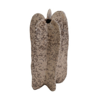 keramische vaas, design vaas, moderne vaas, decoratieve vaas, sculpturale vaas, kunstobject, interieur decoratie, minimalistisch design, aardetinten, bruin beige vaas, organische vorm, unieke vaas, handgemaakt uitstraling, stijlvolle vaas, woonaccessoire, tafel decoratie, vaas zonder bloemen, kunstzinnige vaas, abstract design, eigentijdse vaas, statement piece, interieur styling, design object, matte afwerking, bijzondere vorm vaas