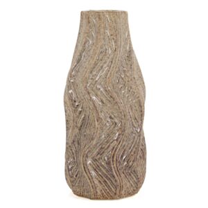 keramische vaas, keramiek vaas, design vaas, moderne vaas, beige vaas, bruine vaas, aardetinten vaas, structuur vaas, reliëf vaas, abstracte vaas, sculptuur vaas, decoratieve vaas, unieke vaas, trendy woondecoratie, moderne woondecoratie, interieur accessoire, design woonaccessoire, stijlvolle vaas, minimalistische vaas, neutrale woondecoratie, bloemenvaas, droogbloemen vaas, decoratie voor tafel, decoratie voor kast, decoratie voor plank, Scandinavische woondecoratie, kunstzinnige vaas, elegante interieur decoratie, design object vaas