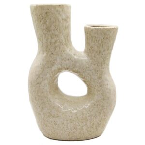 donut vaas, donuts vaas, donut vorm vaas, design vaas, keramische vaas, keramiek vaas, beige vaas, beige keramiek vaas, moderne vaas, sculptuur vaas, decoratieve vaas, unieke vaas, trendy vaas, minimalistische vaas, moderne woondecoratie, interieur accessoire, design woonaccessoire, abstracte vaas, kunstzinnige vaas, vaas met opening, dubbele hals vaas, bloemenvaas, droogbloemen vaas, neutrale woondecoratie, stijlvolle vaas, decoratie voor tafel, decoratie voor kast, decoratie voor plank, Scandinavische woondecoratie, design object vaas