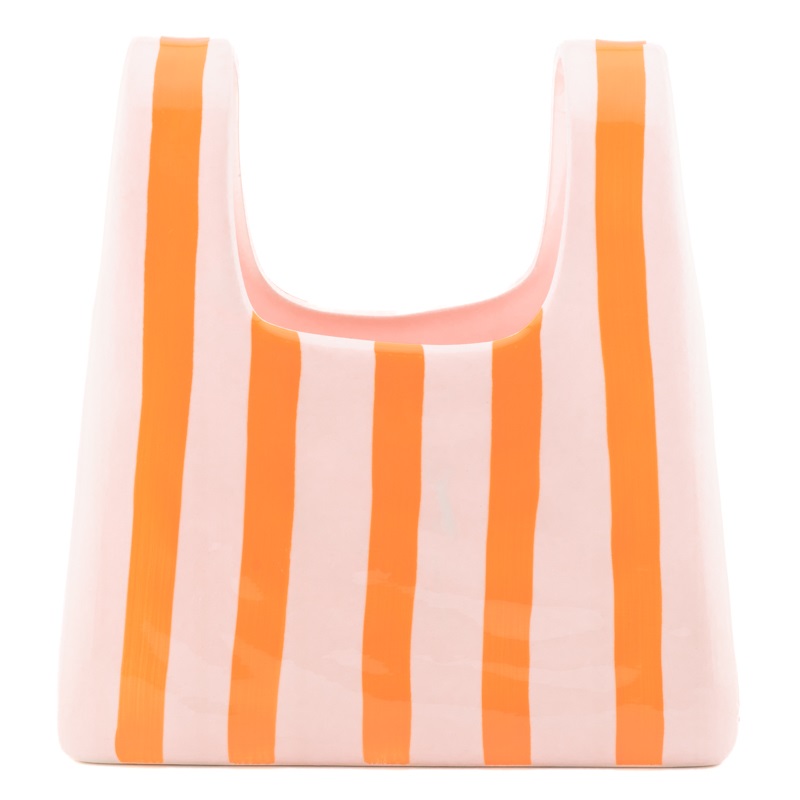 handtas vaas, tas vaas, handtas vorm vaas, keramische vaas, keramiek vaas, design vaas, unieke vaas, moderne vaas, decoratieve vaas, roze vaas, roze keramiek vaas, oranje gestreepte vaas, gestreepte vaas, roze oranje vaas, trendy woondecoratie, interieur accessoire, woondecoratie vaas, design woonaccessoire, speelse vaas, opvallende vaas, decoratie voor tafel, decoratie voor kast, bloemenvaas, tulpen vaas, moderne interieur decoratie, cadeau voor haar, origineel cadeau, design object, statement vaas, stijlvolle woondecoratie